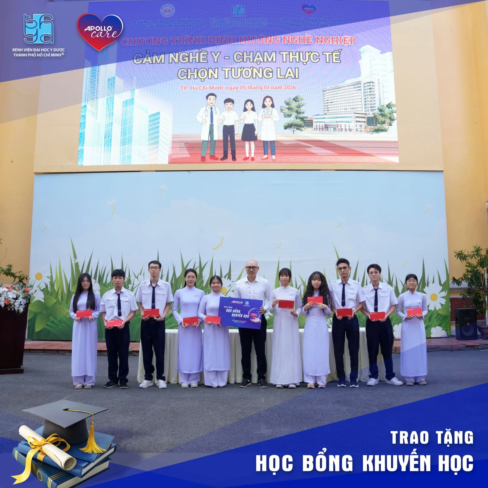 Đại diện Apollo Care trao học bổng cho các em học sinh trường THPT Nguyễn Thị Minh Khai